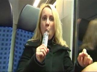Nemecké ulica dievča masturbuje a fucked na a vlak