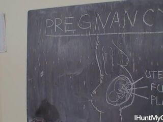 Joven embarazada estudiante wanks su coño en la clase